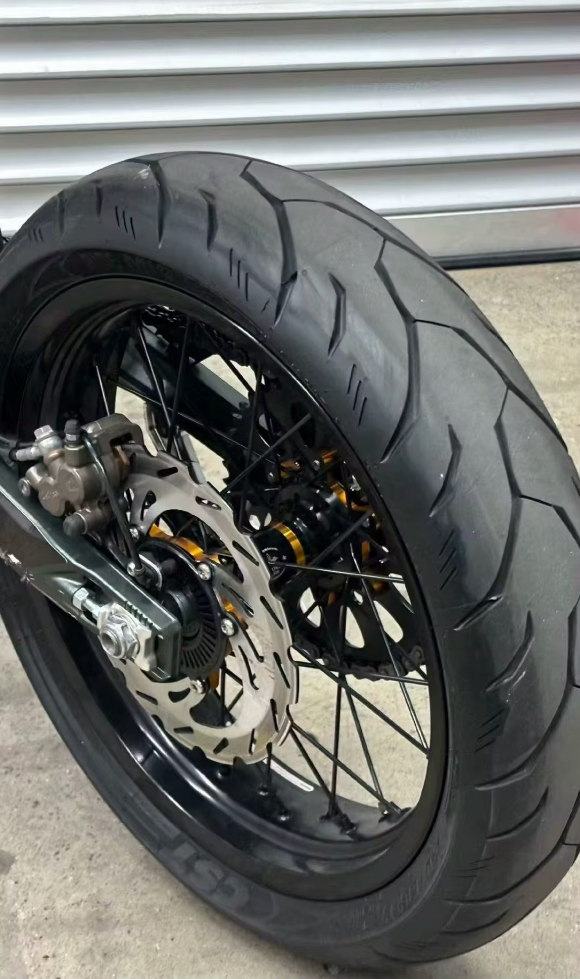 Ultra bee super motos