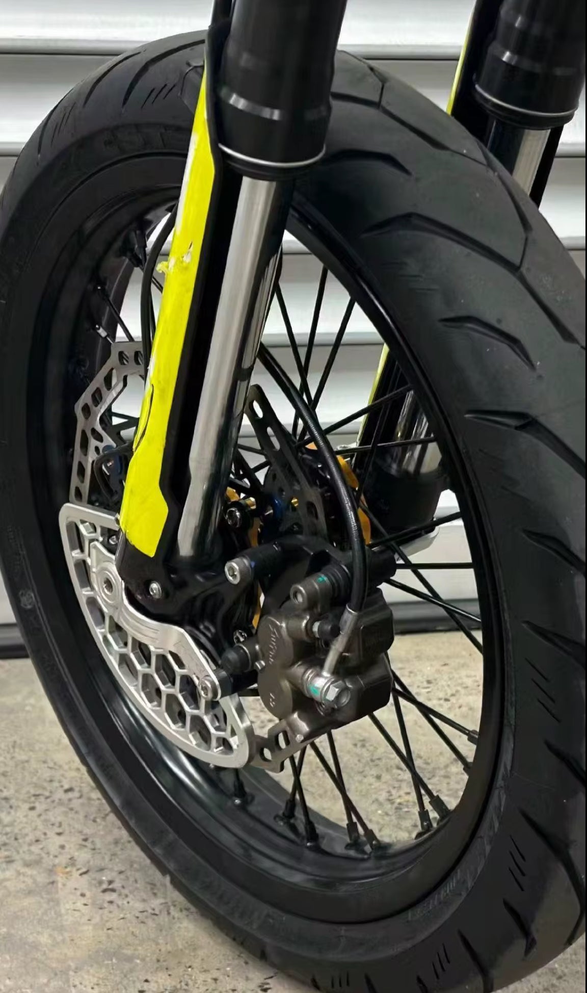 Ultra bee super motos